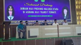 Bupati Halmahera Timur, Ubaid Yakub menjemput jamaah haji Halmahera Timur di asrama haji Ternate, Senin (23/6/2025). (foto: Humas Haltim)
