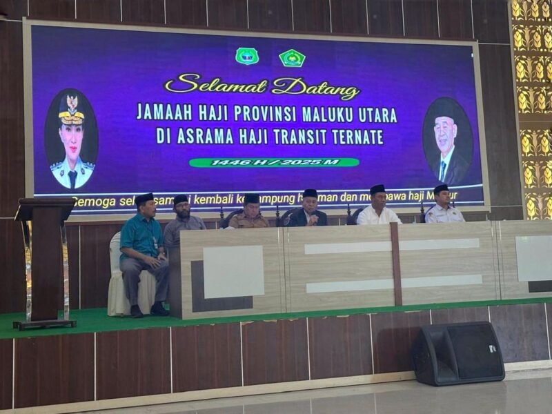 Bupati Halmahera Timur, Ubaid Yakub menjemput jamaah haji Halmahera Timur di asrama haji Ternate, Senin (23/6/2025). (foto: Humas Haltim)