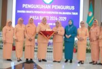 Ketua DWP Malut Kukuhkan Pengurus DWP Haltim periode 2024-2029, di aula kantor Bupati Halmahera Timur, Rabu (19/6/2025). (foto: Humas Haltim)