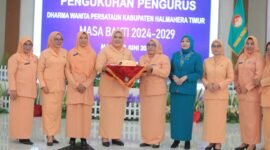 Ketua DWP Malut Kukuhkan Pengurus DWP Haltim periode 2024-2029, di aula kantor Bupati Halmahera Timur, Rabu (19/6/2025). (foto: Humas Haltim)