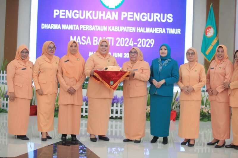Ketua DWP Malut Kukuhkan Pengurus DWP Haltim periode 2024-2029, di aula kantor Bupati Halmahera Timur, Rabu (19/6/2025). (foto: Humas Haltim)