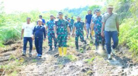 Danrem 152/Baabullah Brigjen TNI Enoh Solehudin melakukan peninjauan lokasi yang direncanakan menjadi Batalyon Teritorial Pembangunan (Yon TP) di Desa Nusa Jaya, Kecamatan Wasile Selatan, Kabupaten Halmahera Timur, Sabtu (21/6/2025).