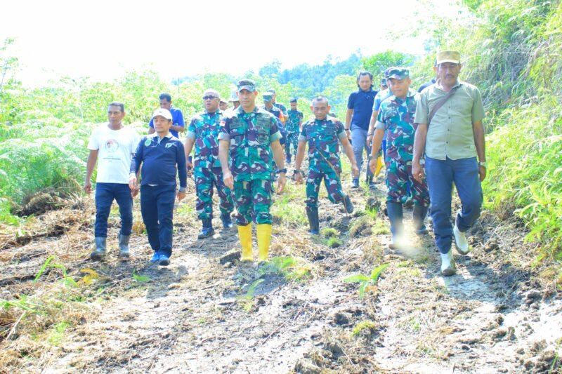 Danrem 152/Baabullah Brigjen TNI Enoh Solehudin melakukan peninjauan lokasi yang direncanakan menjadi Batalyon Teritorial Pembangunan (Yon TP) di Desa Nusa Jaya, Kecamatan Wasile Selatan, Kabupaten Halmahera Timur, Sabtu (21/6/2025).