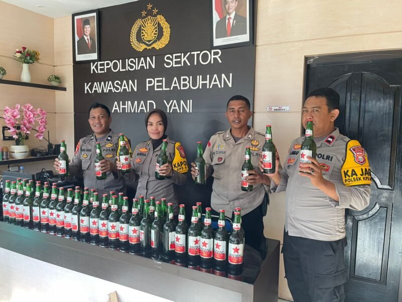 Polsek Kawasan Pelabuhan Ahmad Yani Ternate sita puluhan minuman keras ilegal dari atas KM Alsudais 21.