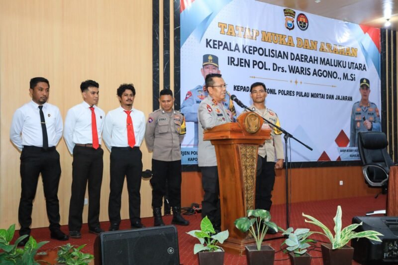 Kapolda Maluku Utara, Irjen Pol Waris Agono saat memberikan arahan kepada personel Polres Pulau Morotai.