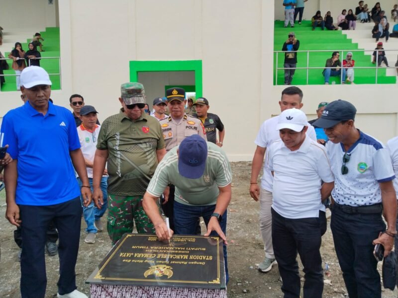 Bupati Halmahera Timur, Ubaid Yakub meresmikan stadion Mancalele dan membuka turnamen Cemara Jaya Cup I. (foto: HUmas Haltim)