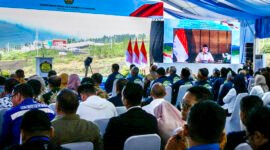 Presiden Prabowo Subianto meresmikan secara hybrid proyek pembangunan dan pengoperasian energi terbarukan di 15 provinsi, peningkatan produksi minyak sebesar 30 ribu barel dari Blok Cepu, serta peletakan batu pertama lima pembangkit listrik tenaga panas bumi (PLTP), pada Kamis, 26 Juni 2025. (Foto: BPMI Setpres)