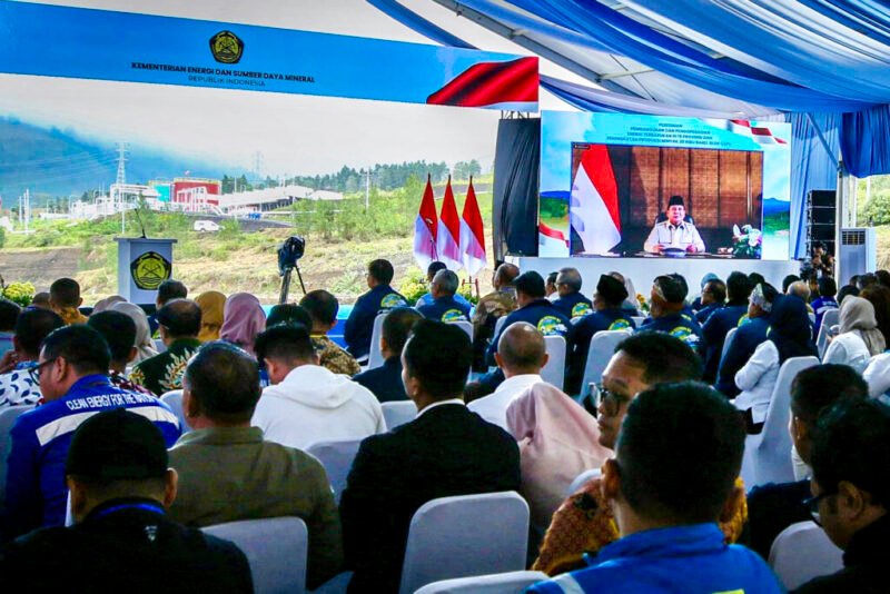 Presiden Prabowo Subianto meresmikan secara hybrid proyek pembangunan dan pengoperasian energi terbarukan di 15 provinsi, peningkatan produksi minyak sebesar 30 ribu barel dari Blok Cepu, serta peletakan batu pertama lima pembangkit listrik tenaga panas bumi (PLTP), pada Kamis, 26 Juni 2025. (Foto: BPMI Setpres)