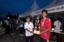 Kadispora Haltim, Niksen Malicang serahkan Tropi dan Bonus kepada Juara I Volly Putra (dok/Googira)