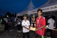Kadispora Haltim, Niksen Malicang serahkan Tropi dan Bonus kepada Juara I Volly Putra (dok/Googira)