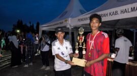Kadispora Haltim, Niksen Malicang serahkan Tropi dan Bonus kepada Juara I Volly Putra (dok/Googira)