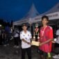 Kadispora Haltim, Niksen Malicang serahkan Tropi dan Bonus kepada Juara I Volly Putra (dok/Googira)