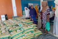 Antrian warga yang membeli beras di kegiatan Gerakan Pangan Murah (Foto: Ilhon)