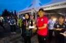 Sekda Halmahera Timur, Ricky Chairul Richfat serahkan trofi dan mendali kepada juara voli putri. (Foto: Ilon Cikilon)