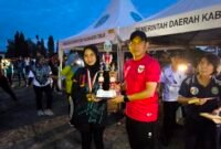 Sekda Halmahera Timur, Ricky Chairul Richfat serahkan trofi dan mendali kepada juara voli putri. (Foto: Ilon Cikilon)