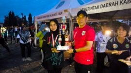 Sekda Halmahera Timur, Ricky Chairul Richfat serahkan trofi dan mendali kepada juara voli putri. (Foto: Ilon Cikilon)