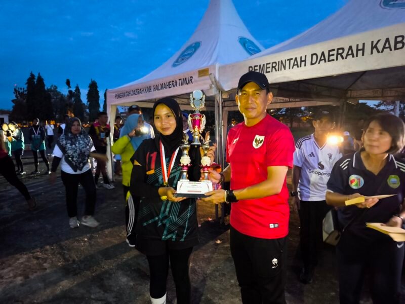 Sekda Halmahera Timur, Ricky Chairul Richfat serahkan trofi dan mendali kepada juara voli putri. (Foto: Ilon Cikilon)