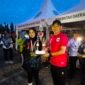 Sekda Halmahera Timur, Ricky Chairul Richfat serahkan trofi dan mendali kepada juara voli putri. (Foto: Ilon Cikilon)
