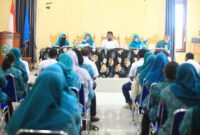 Ketua TP PPK Halmahera Timur saat menyampaikan materi di Kantor Desa Soagimalaha ( Foto Ilon Motret )