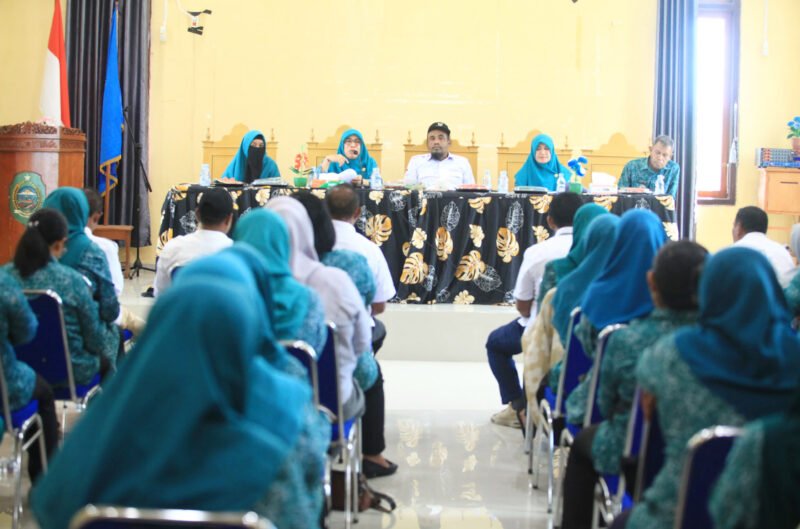 Ketua TP PPK Halmahera Timur saat menyampaikan materi di Kantor Desa Soagimalaha ( Foto Ilon Motret )