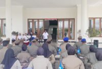 Bupati Halmahera Timur Drs. Ubaid Yakub, MPA, saat upacara Pelepasan Anggoita Satpol PP dan Damkar di Aula Kantor Bupati ( Foto : Ilon Motret )