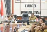 Rapat Evaluasi Mingguan Pelaksanaan PKG, se-Maluku Utara diikuti Wakil Bupati Halteng (Kiri) dan Sekda Halteng secara virtual (Dok: Diskomsandi Halteng)