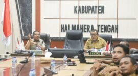 Rapat Evaluasi Mingguan Pelaksanaan PKG, se-Maluku Utara diikuti Wakil Bupati Halteng (Kiri) dan Sekda Halteng secara virtual (Dok: Diskomsandi Halteng)