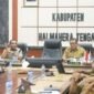 Rapat Evaluasi Mingguan Pelaksanaan PKG, se-Maluku Utara diikuti Wakil Bupati Halteng (Kiri) dan Sekda Halteng secara virtual (Dok: Diskomsandi Halteng)