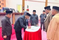 Penandatanganan berita acara penyampaian KUA-PPAS APBD Haltim 2026 oleh Bupati Haltim (Dok:Humas)