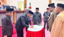 Penandatanganan berita acara penyampaian KUA-PPAS APBD Haltim 2026 oleh Bupati Haltim (Dok:Humas)