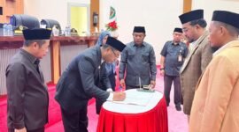 Penandatanganan berita acara penyampaian KUA-PPAS APBD Haltim 2026 oleh Bupati Haltim (Dok:Humas)