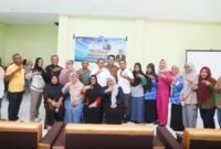 Bupati Halmahera Tengah, Ikram Malan Sangadji, bersama tenaga kesehatan saat melaunching program pemberian obat pencegahan kusta di Puskesmas Weda, Jumat (24/10/2025) (Dok: Humas Halteng)