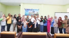 Bupati Halmahera Tengah, Ikram Malan Sangadji, bersama tenaga kesehatan saat melaunching program pemberian obat pencegahan kusta di Puskesmas Weda, Jumat (24/10/2025) (Dok: Humas Halteng)