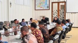 Sekda Haltim, Ir. Ricky Chairul Richfat, S.T., M.T. pimpin rapat persiapan evaluasi kinerja pejabat eselon II (Dok: Humas)
