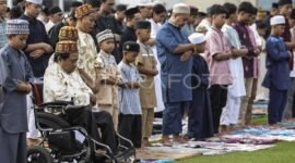Ilustrasi umat muslim di Ternate melaksanakan Shalat Idul Fitri 1446 H/ 2025 Masehi di Stadion Gelora Kie Raha Ternate. Dok Antara Foto/Zulkifli Ahmad