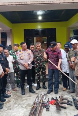 TNI–Polri Amankan Senjata Rakitan dan Senjata Tajam Patani Barat