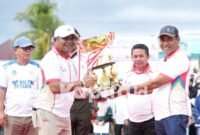 Bupati Ubaid Yakub serahkan Piala Bergilir kepada Ketua Panitia HUT ke-23