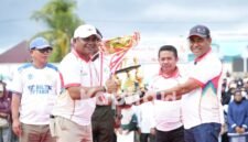 Bupati Ubaid Yakub serahkan Piala Bergilir kepada Ketua Panitia HUT ke-23