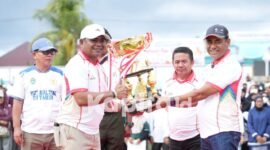 Bupati Ubaid Yakub serahkan Piala Bergilir kepada Ketua Panitia HUT ke-23