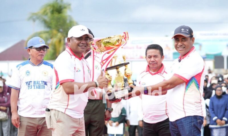 Bupati Ubaid Yakub serahkan Piala Bergilir kepada Ketua Panitia HUT ke-23