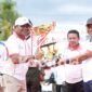 Bupati Ubaid Yakub serahkan Piala Bergilir kepada Ketua Panitia HUT ke-23