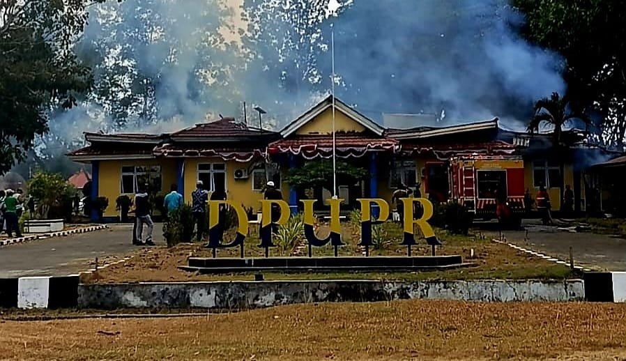 Ilustrasi Kantor Dinas PUPR Halmahera Timur terbakar. Foto/Aples