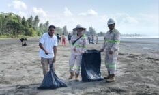FHT dan Pemuda Buli Asal Rutin Bersihkan Pantai